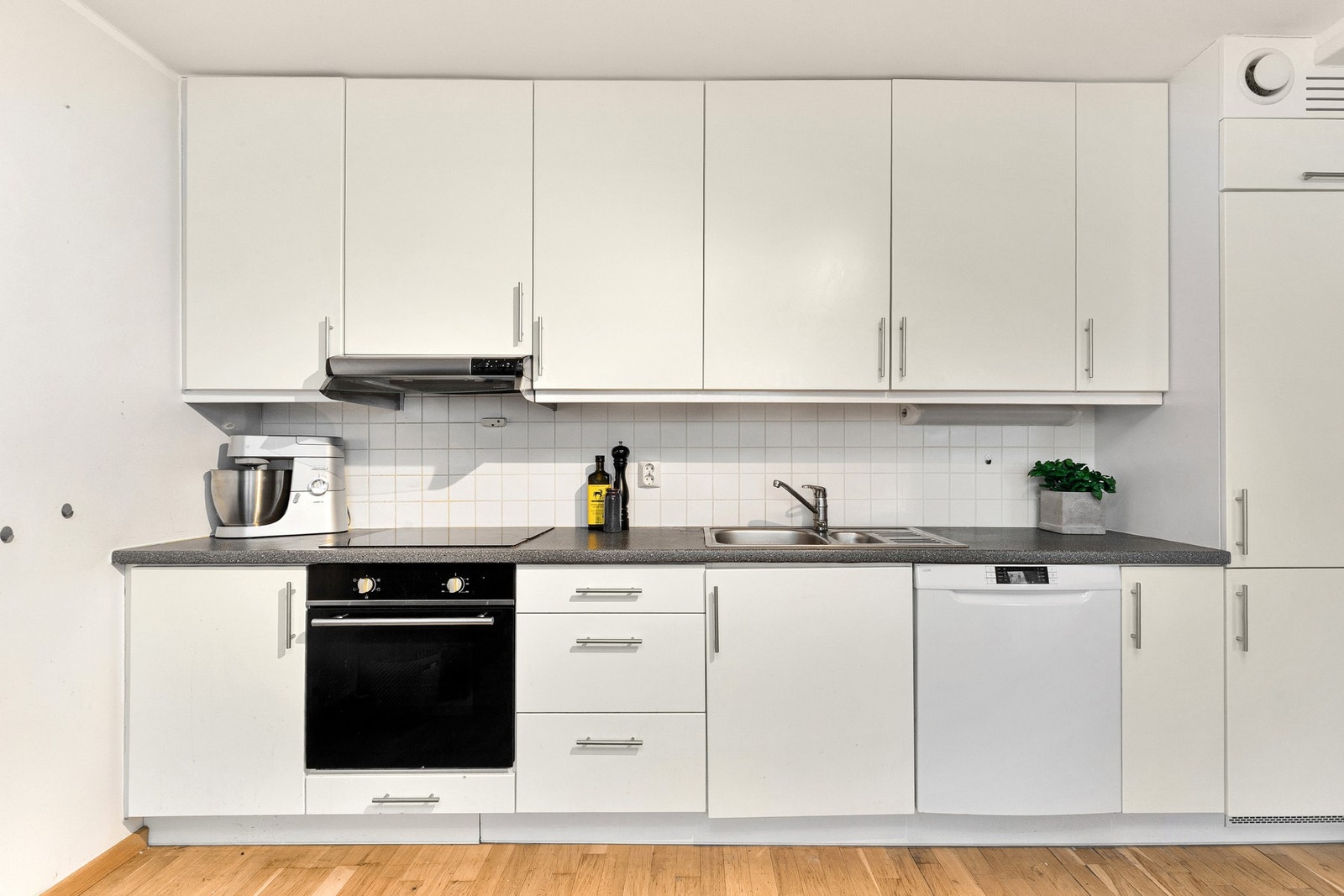 Her er det godt med skap- og benkeplass. Galleribilde