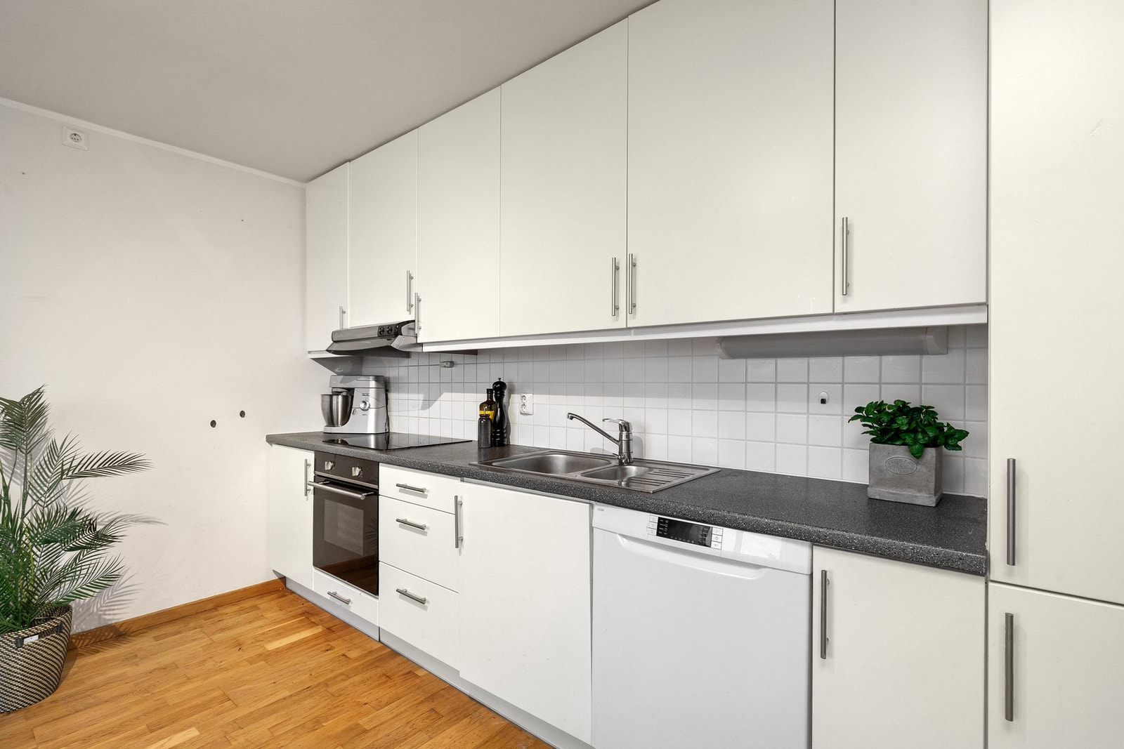 Kjøkkenet har integrert kjøl/frysesskap, stekeovn og keramisk platetopp. Galleribilde