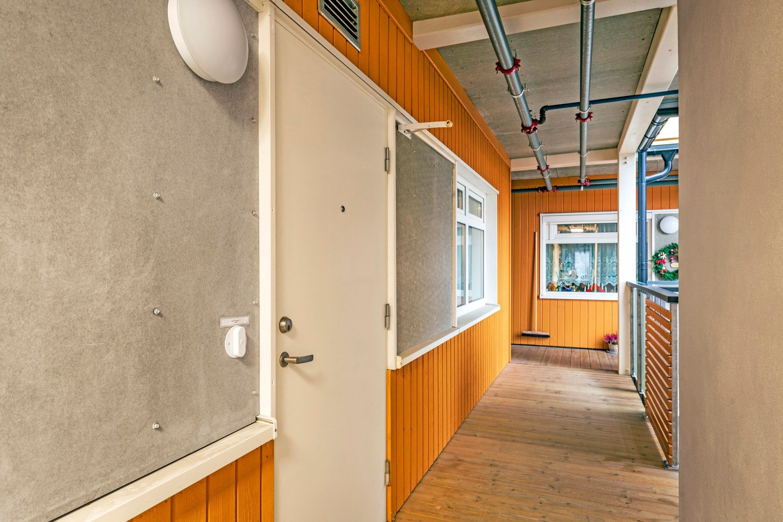 Inngang via svalgang. Det er heis opp til leiligheten. Galleribilde