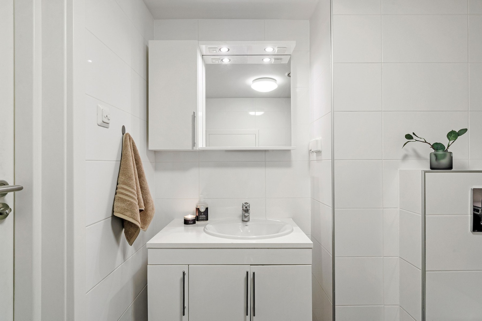 Godt med oppbevaringsplass i servanntskap. Galleribilde