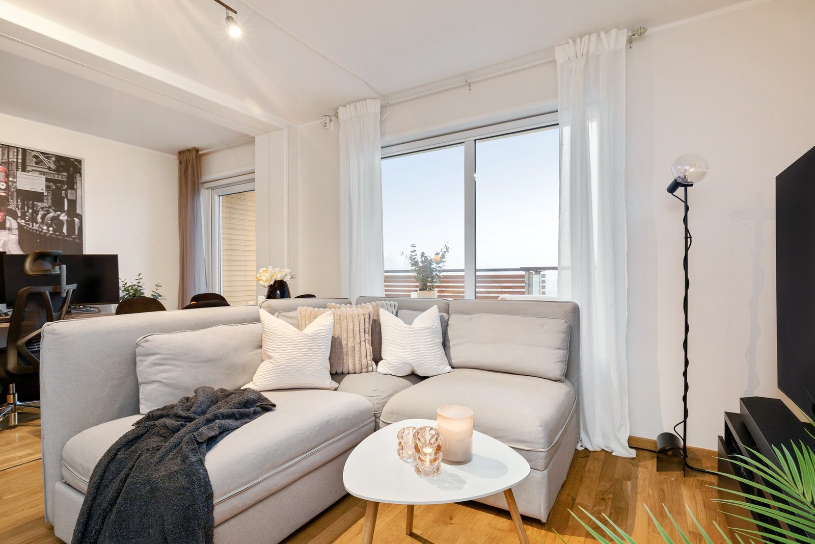 Lys og luftig stue med store vindusflater som slipper godt med dagslys inn. Galleribilde