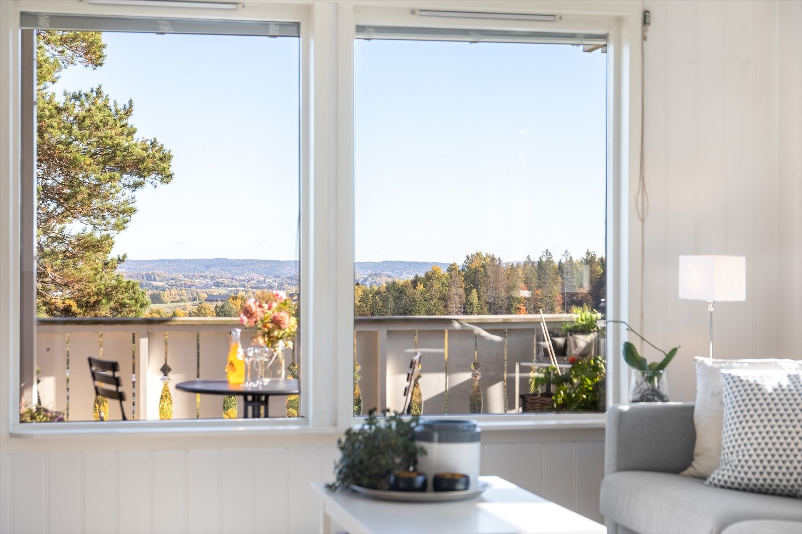 Stuen har en fin størrelse og en meget god utforming. Utsikten er som et stort lerret. Utsikten som kan nytes fra både stue, spisestue, balkongen og hagen. Galleribilde