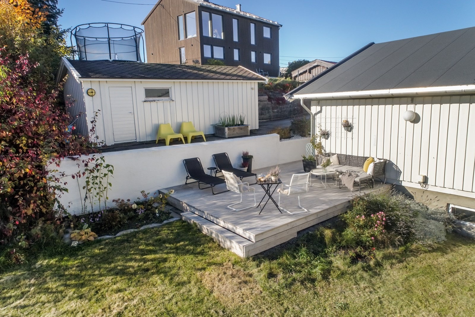 God plass til sittegruppe og solsenger. Galleribilde