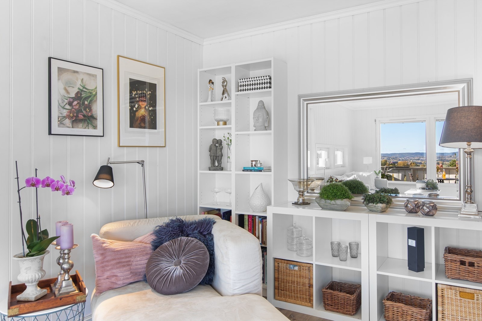 Den innerste delen i stuen har godt med veggplass for bilder, hyller eller reoler. Eller kanskje et speil for å gjenspeile den herlige utsikten. Galleribilde