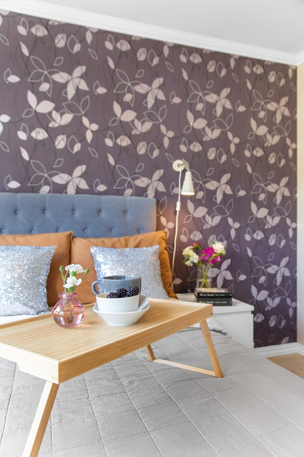 En koselig tapet gir det lyse hovedsoverommet en fin kontrast. Galleribilde