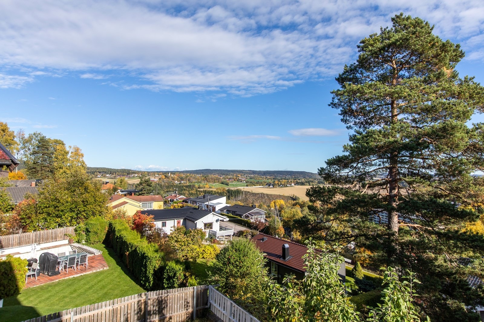 Nittedal kirke og Romeriksåsen. Galleribilde