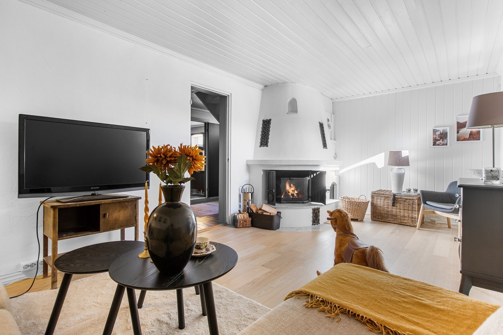 Kjellerstuen har en fin størrelse og pene, lyse overflater. Rommet er ikke godkjent til varig opphold. Galleribilde