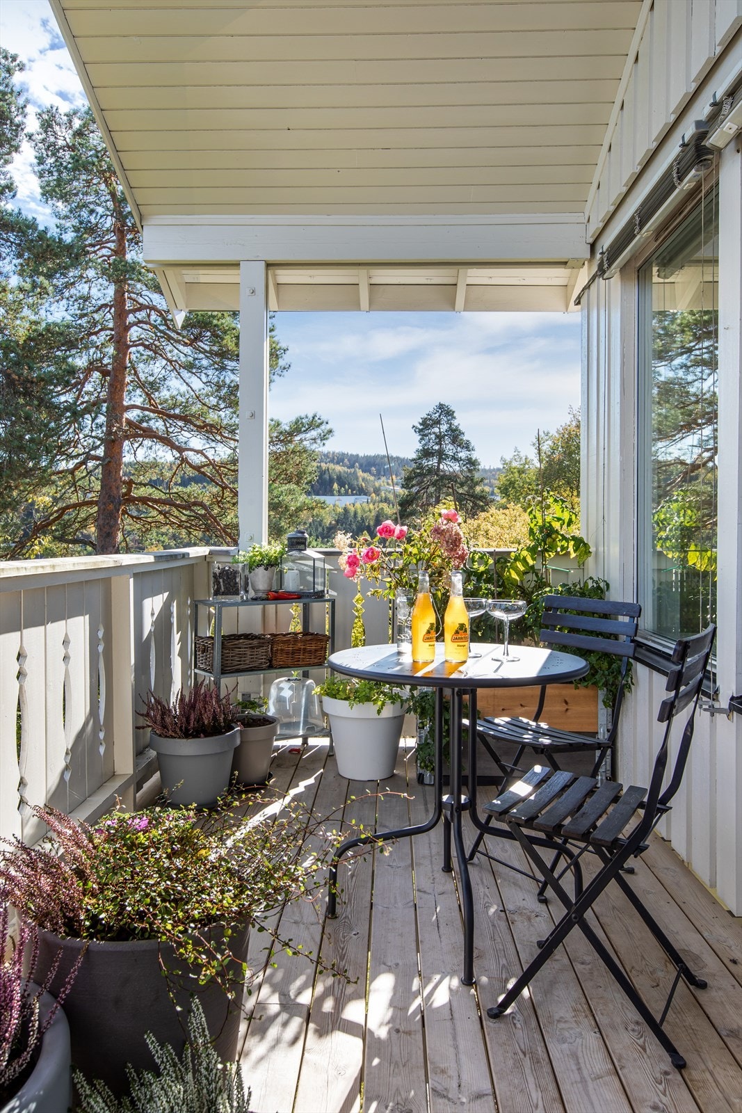 Balkongen har god plass til blomsterkrukker i tillegg til sittegruppe og cafesett. Galleribilde