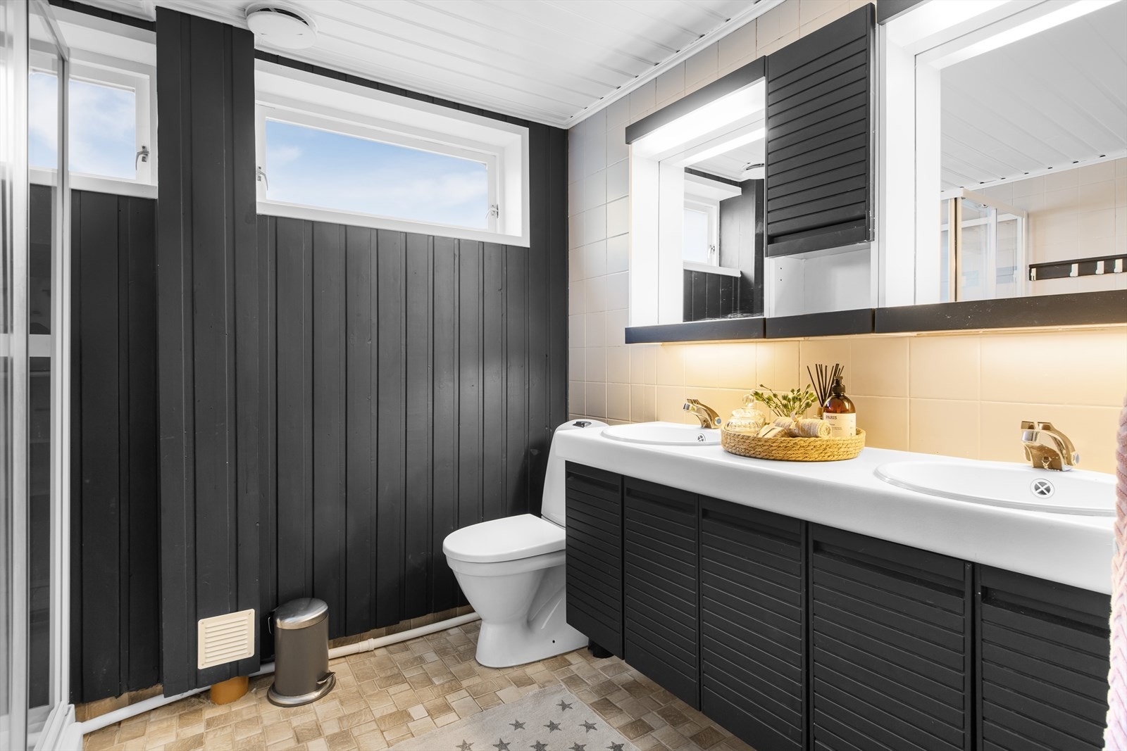 Hovedbadet er det største badet og det er plassert i underetasjen. Eldre bad som fortsatt fungerer godt. Galleribilde