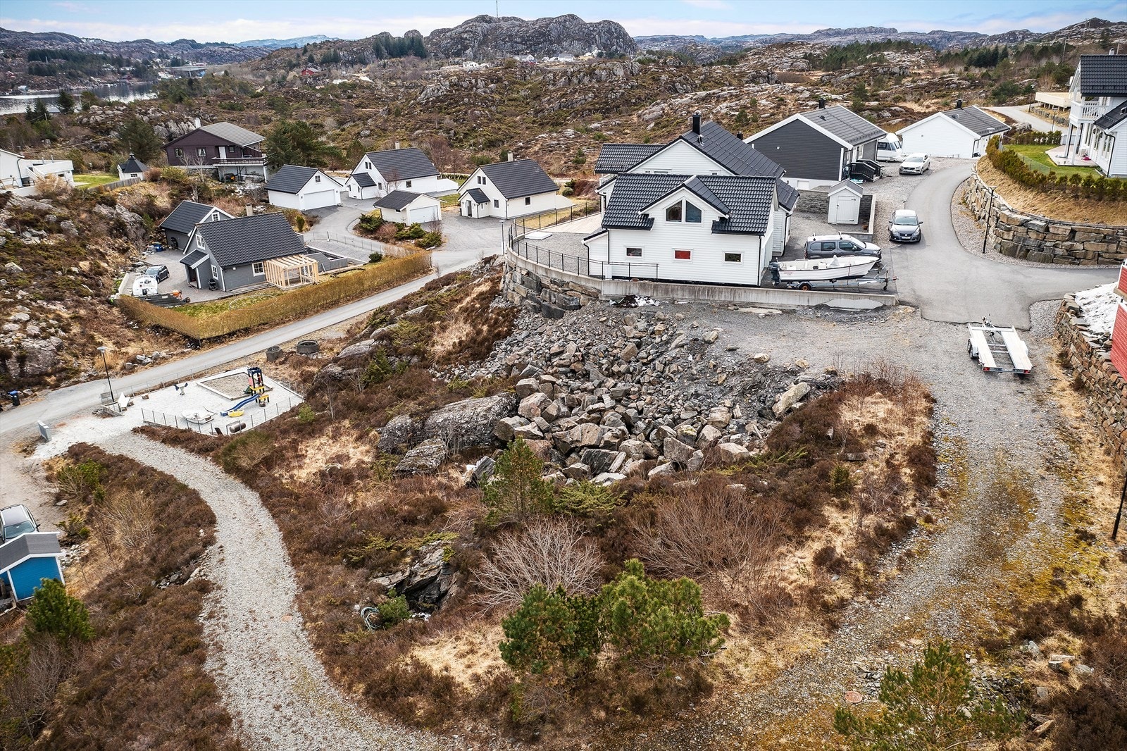 Eiendommen består av en uplanert, delvis skrånet tomt. Galleribilde