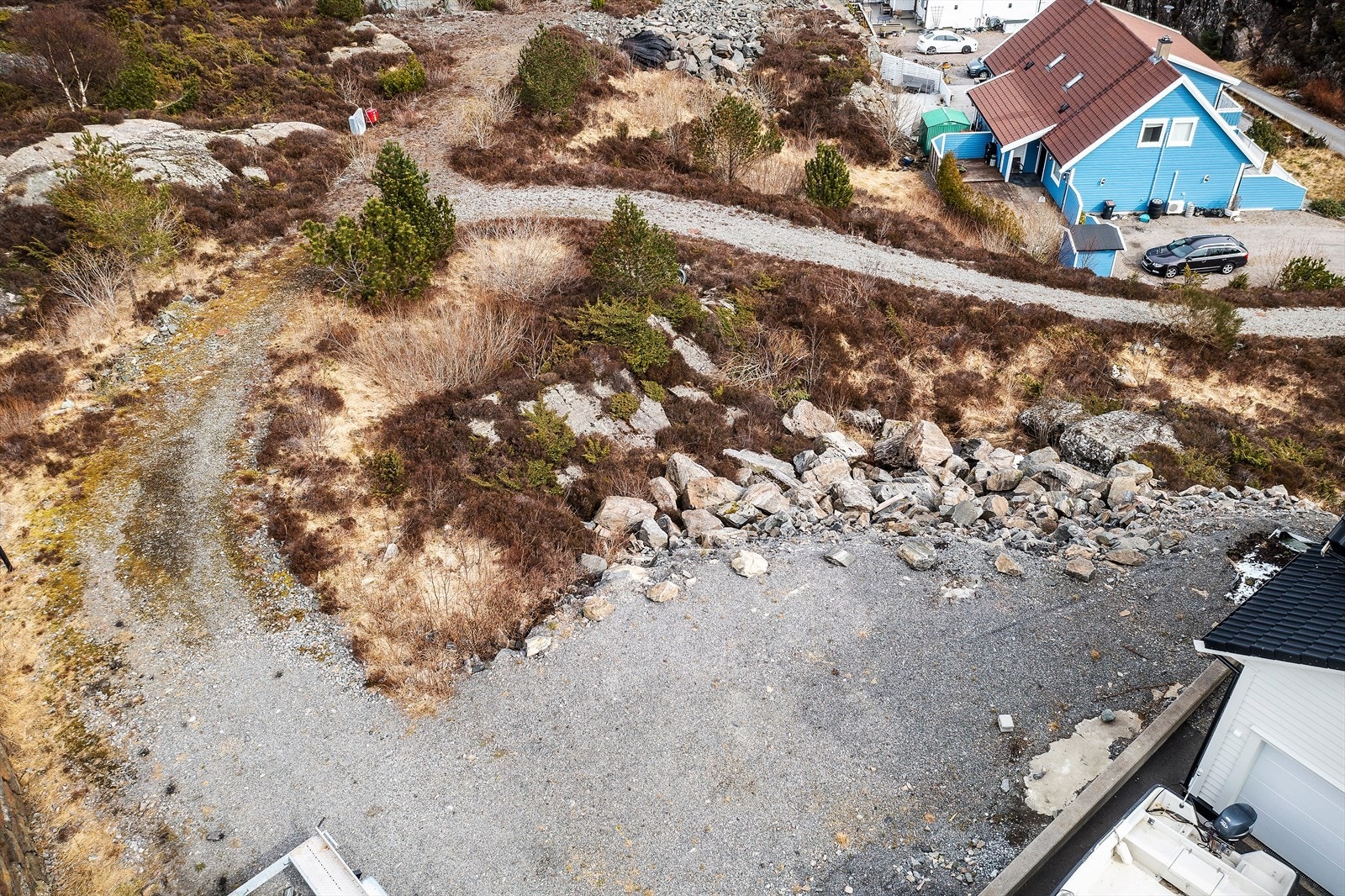 Rett ved tomten finner man en lun og flott båthavn med mulighet for leie av båtplass. Galleribilde