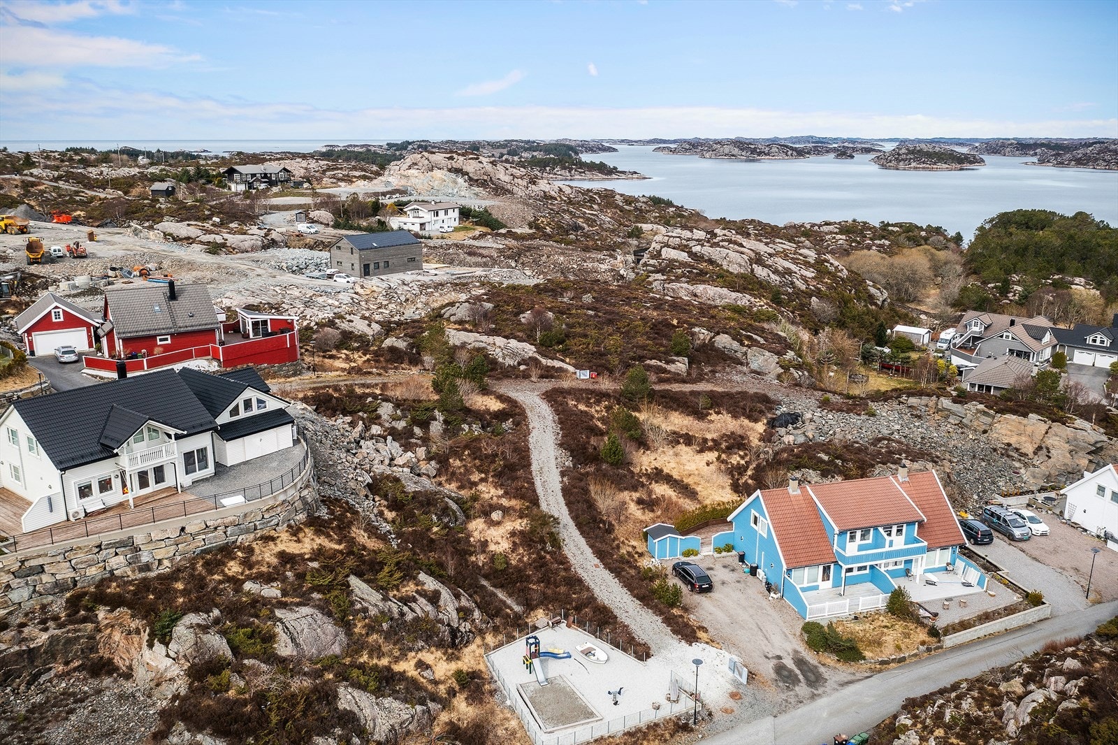 Per i dag består det hovedsakelig av eldre og unge mennesker, med et flertall av småbarnsfamilier. Galleribilde