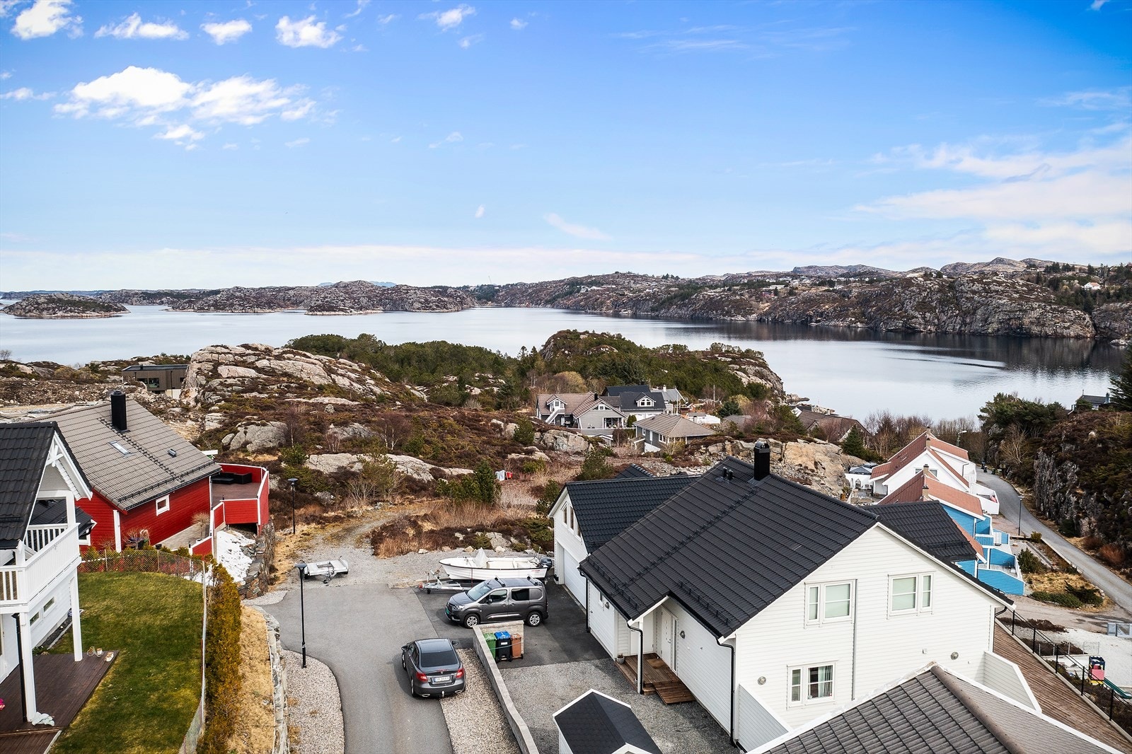 Sildavika boligfelt består av ca. 20 husstander og ca. 20 hytter/nøst. Galleribilde