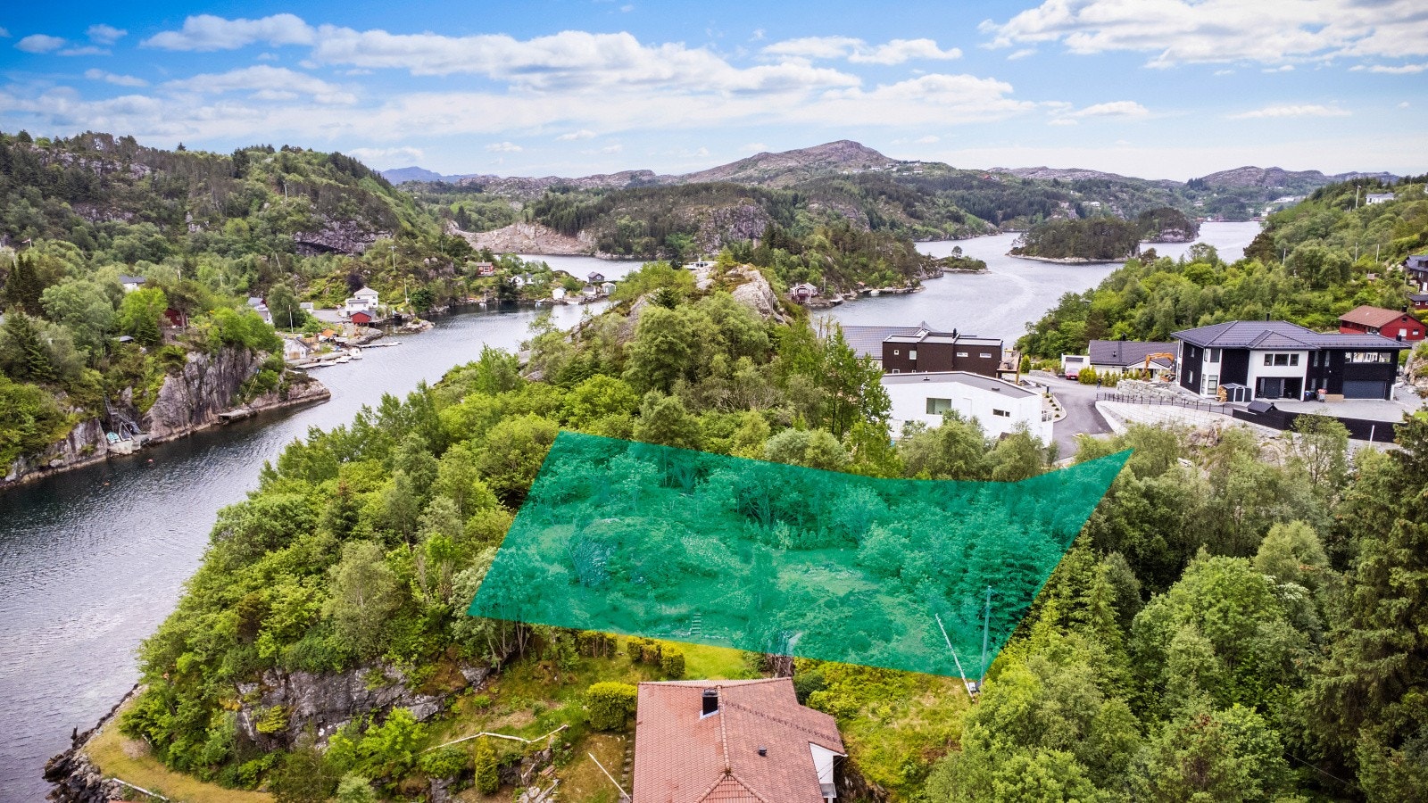 Tomten har en flott beliggenhet i naturskjønne omgivelser. Galleribilde