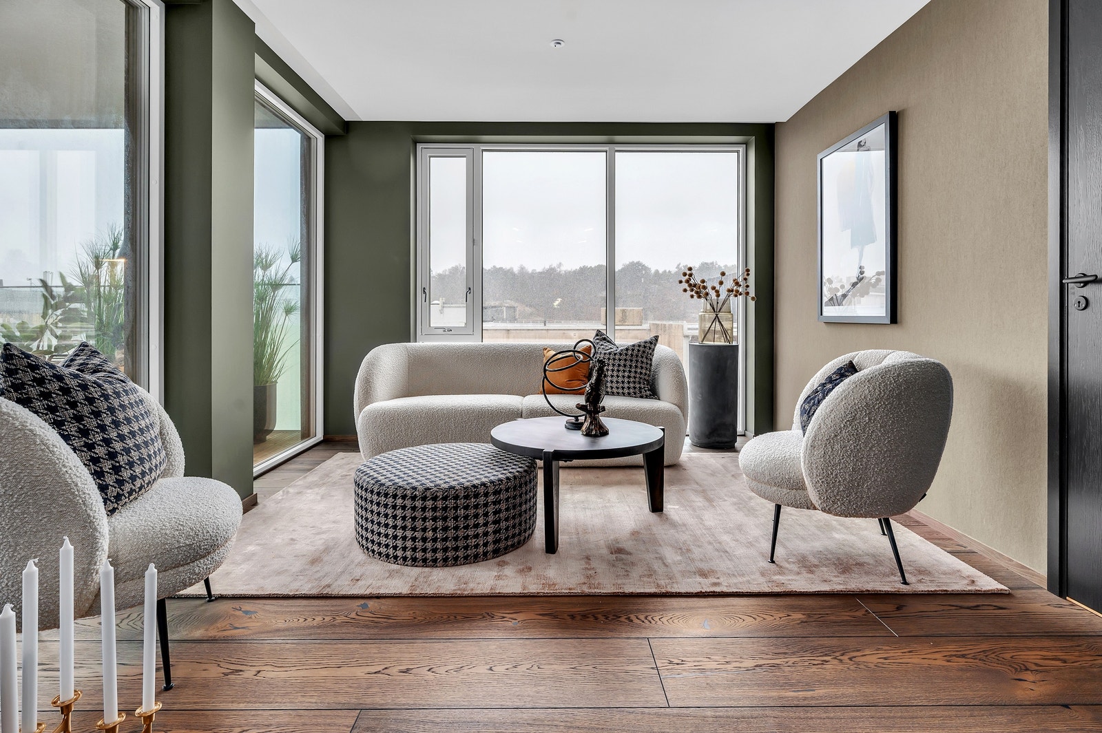 Lys og moderne stue med spotter i taket.
Døren til høyre leder inn til soverom nr. 1 Galleribilde