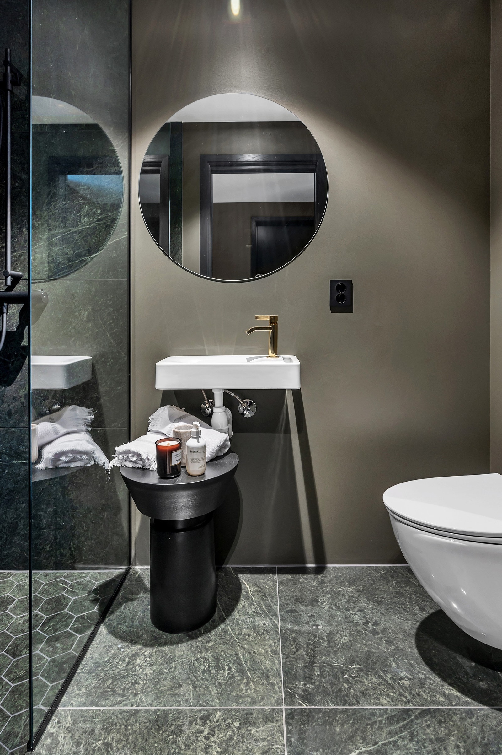 Baderom med inngang fra gangen. Galleribilde