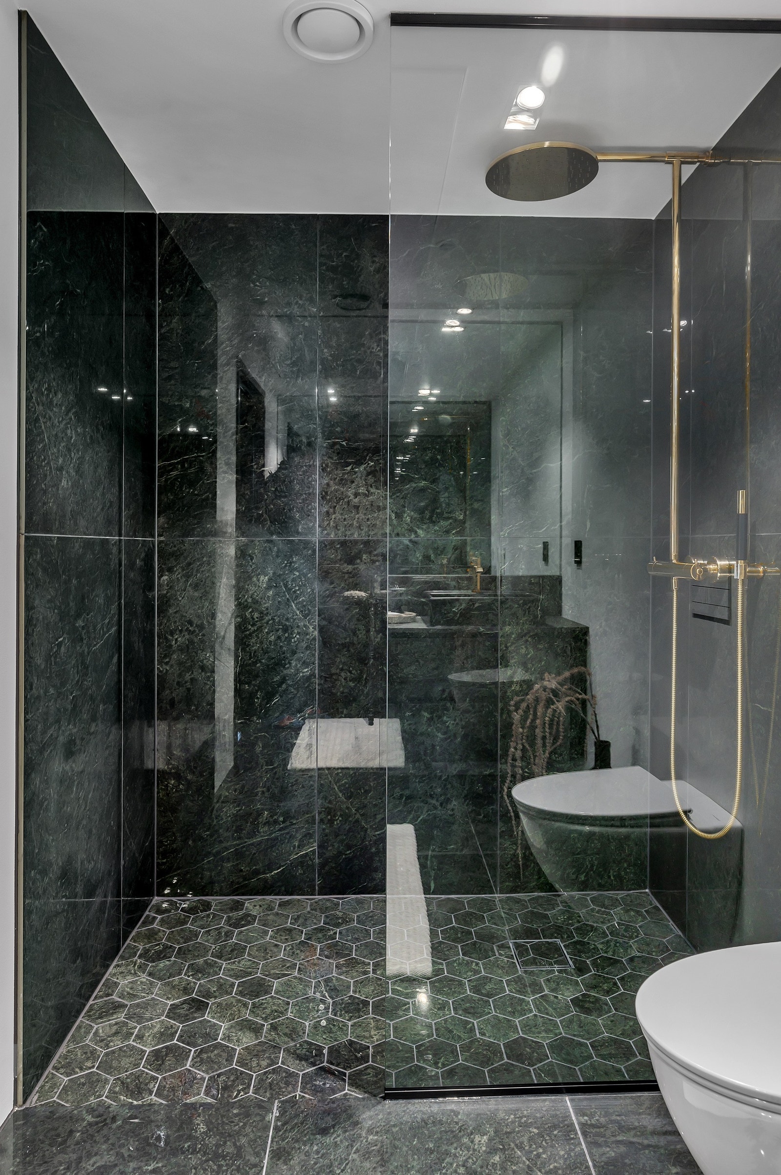 Badet er stilrent med både mørke og lyse detaljer. Galleribilde