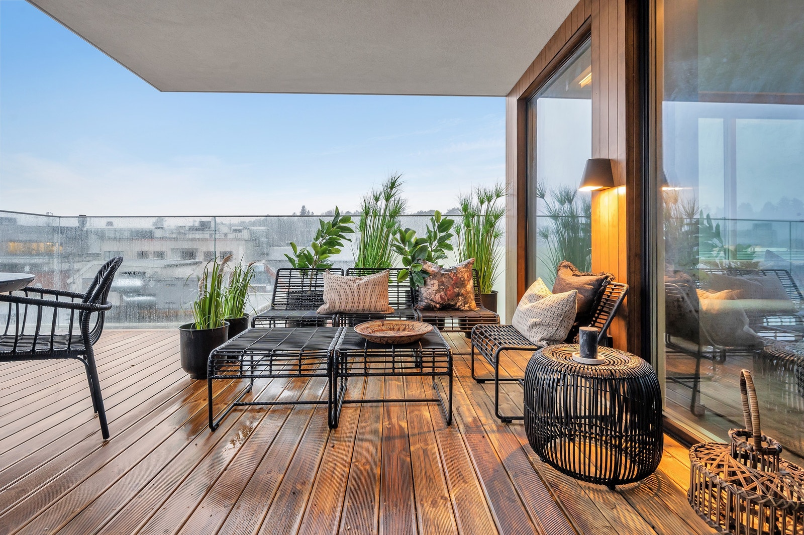 Flott terrasse med utgang fra stue/kjøkken i leilighetens første etasje. Galleribilde