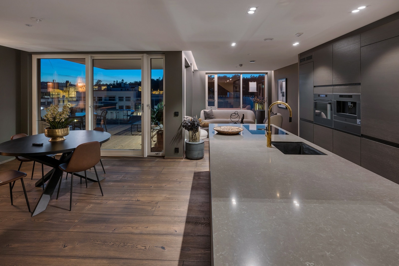 Utleiemegler Sør har gleden av å presentere denne flotte leiligheten i toppen av BYhaven! Galleribilde