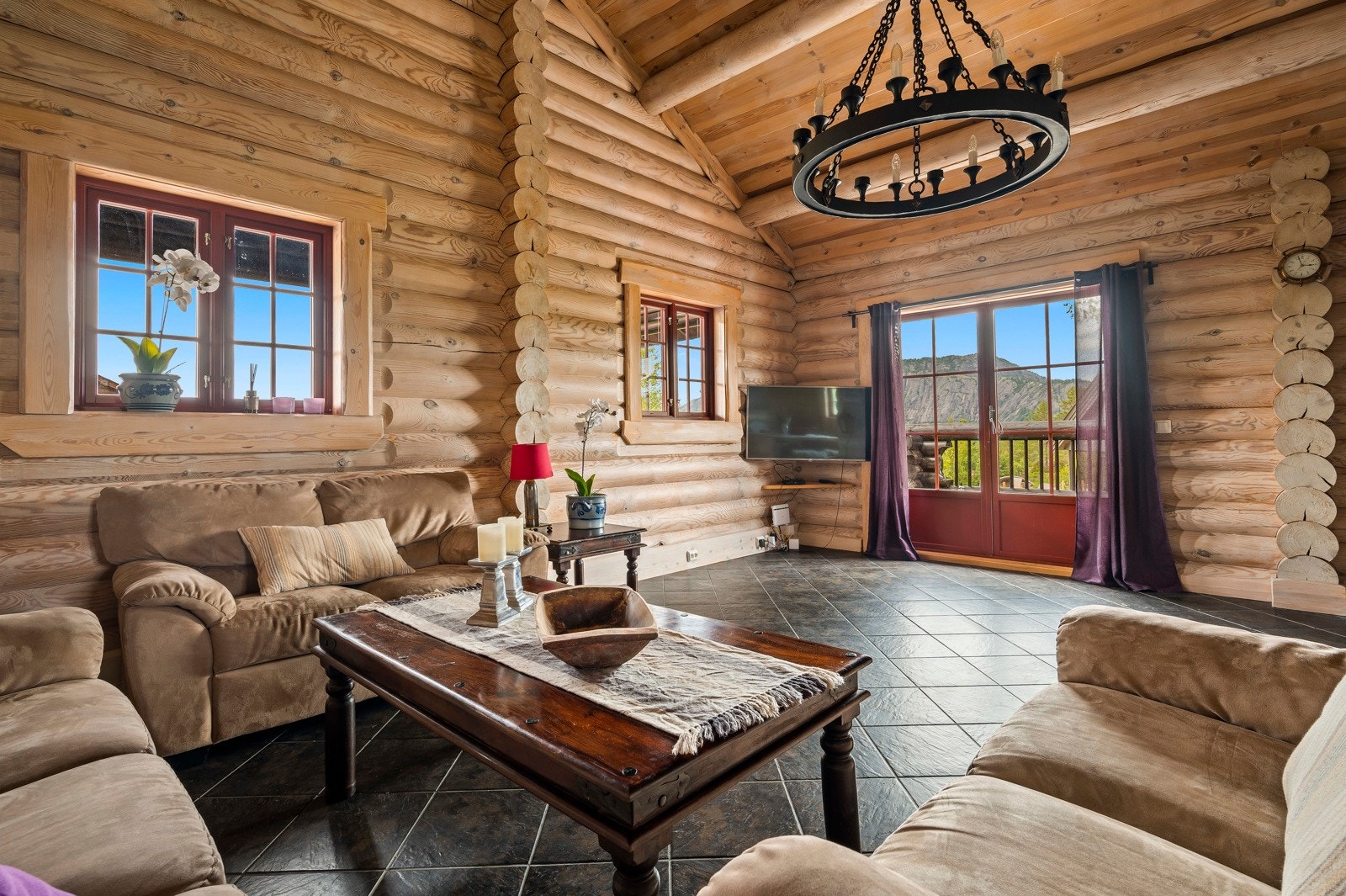 Fra stuen er det utgang til en koselig terrasse, som på sommerstid oppleves som en forlengelse av stuen Galleribilde