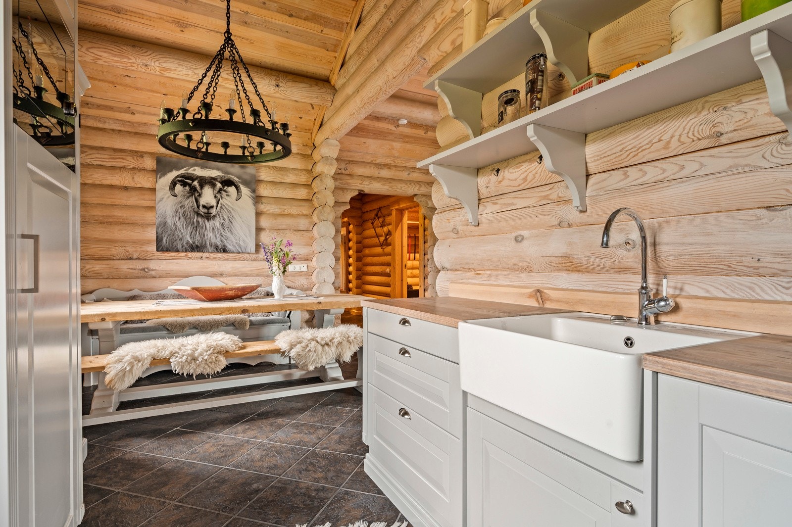 Innbydende, pent Sidal kjøkken fra 2018 med delvis åpen løsning mot stuen. Her er det bra med benkeplass og gode oppbevaringsmuligheter i over- og underskap, samt belysning under overskap. Galleribilde