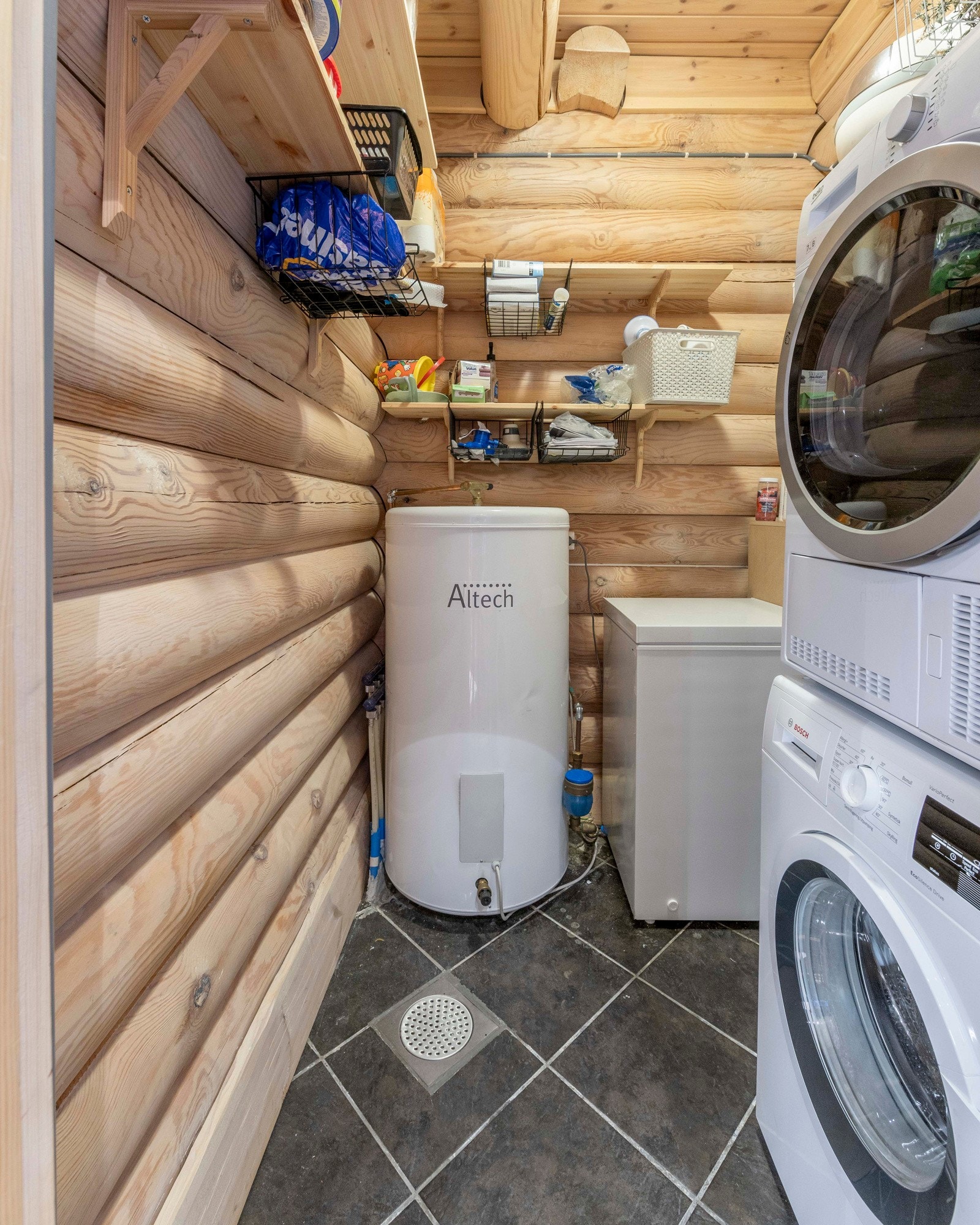 Flislagt vaskerom med elektriske varmekabler. Rommet har opplegg for vaskemaskin. Galleribilde