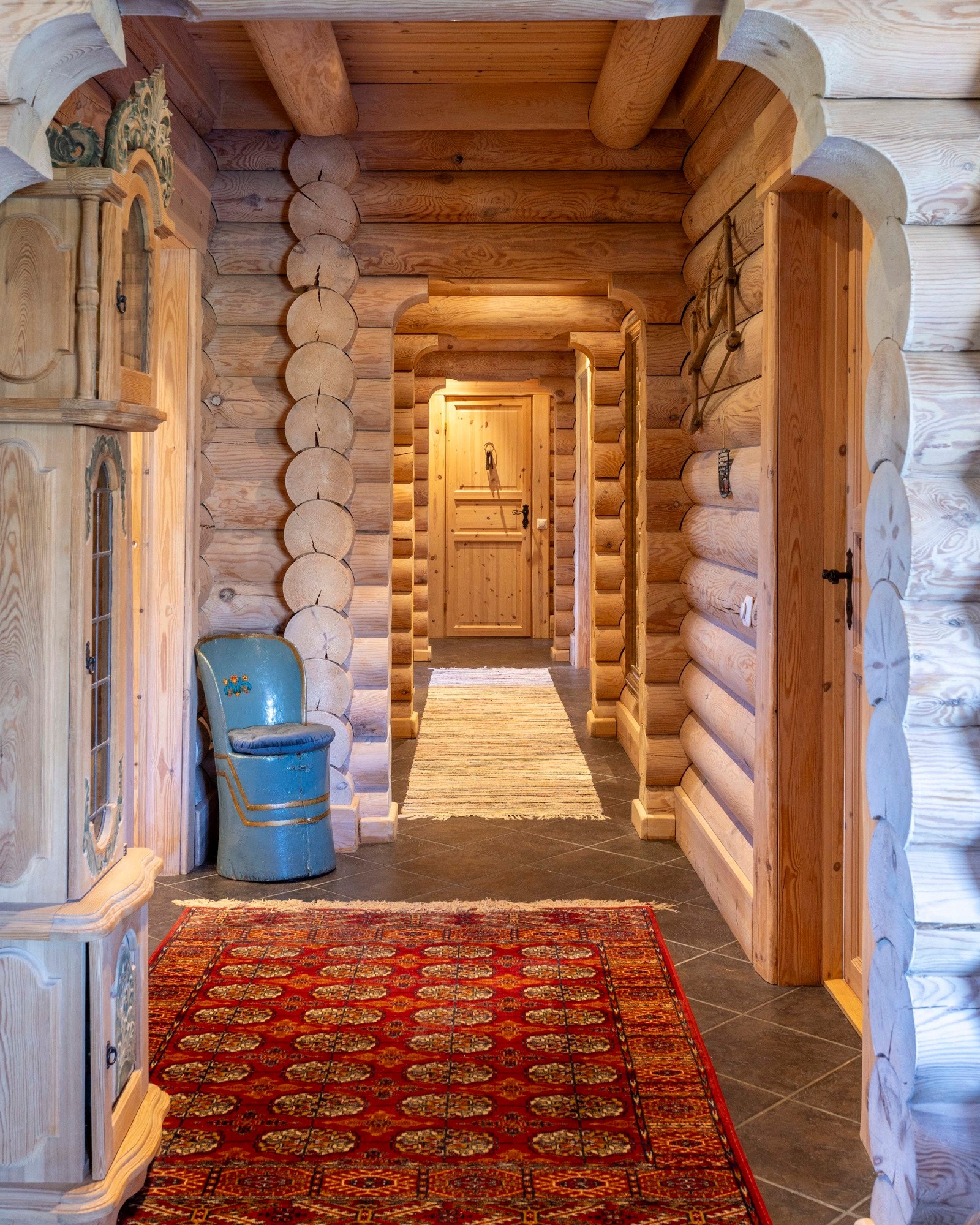 Fra stue/kjøkken er det en gang som fører til de resterende rommene i hytta. Galleribilde