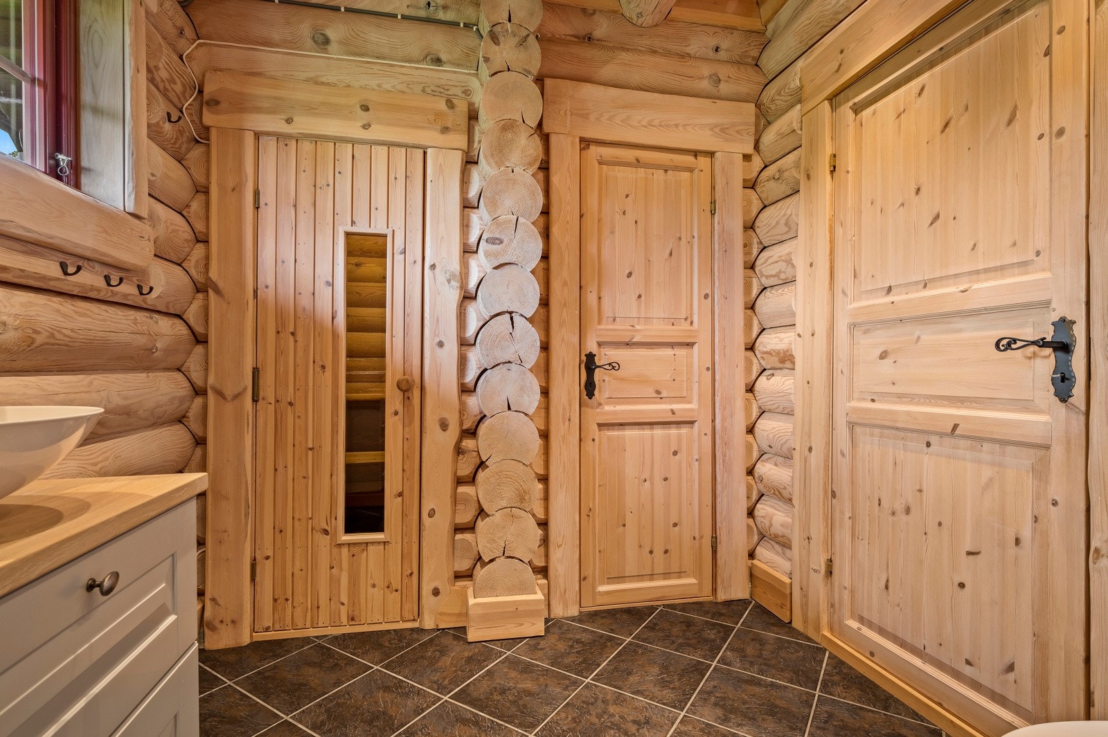 Fra badet er det adkomst til en badstue samt en innvendig bod. Galleribilde