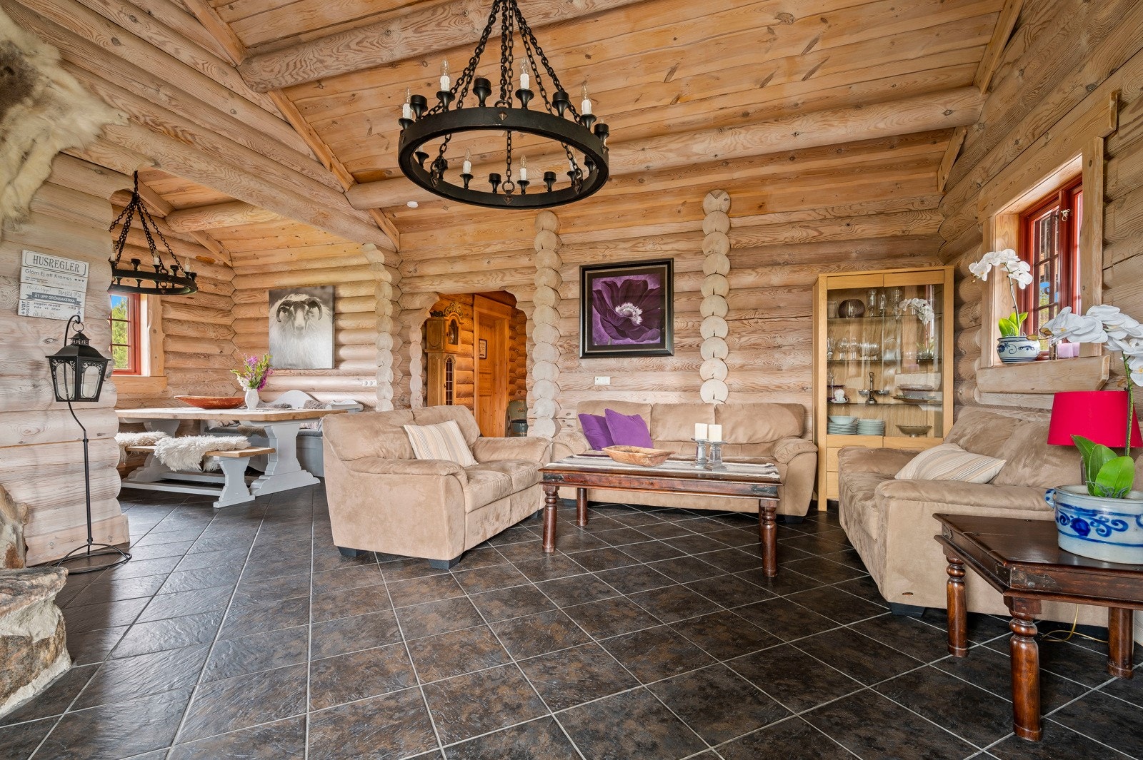 Stuen er romslig og flott opplyst med store vindusflater som gir rikelig med naturlig lys, og skaper en god atmosfære. Galleribilde