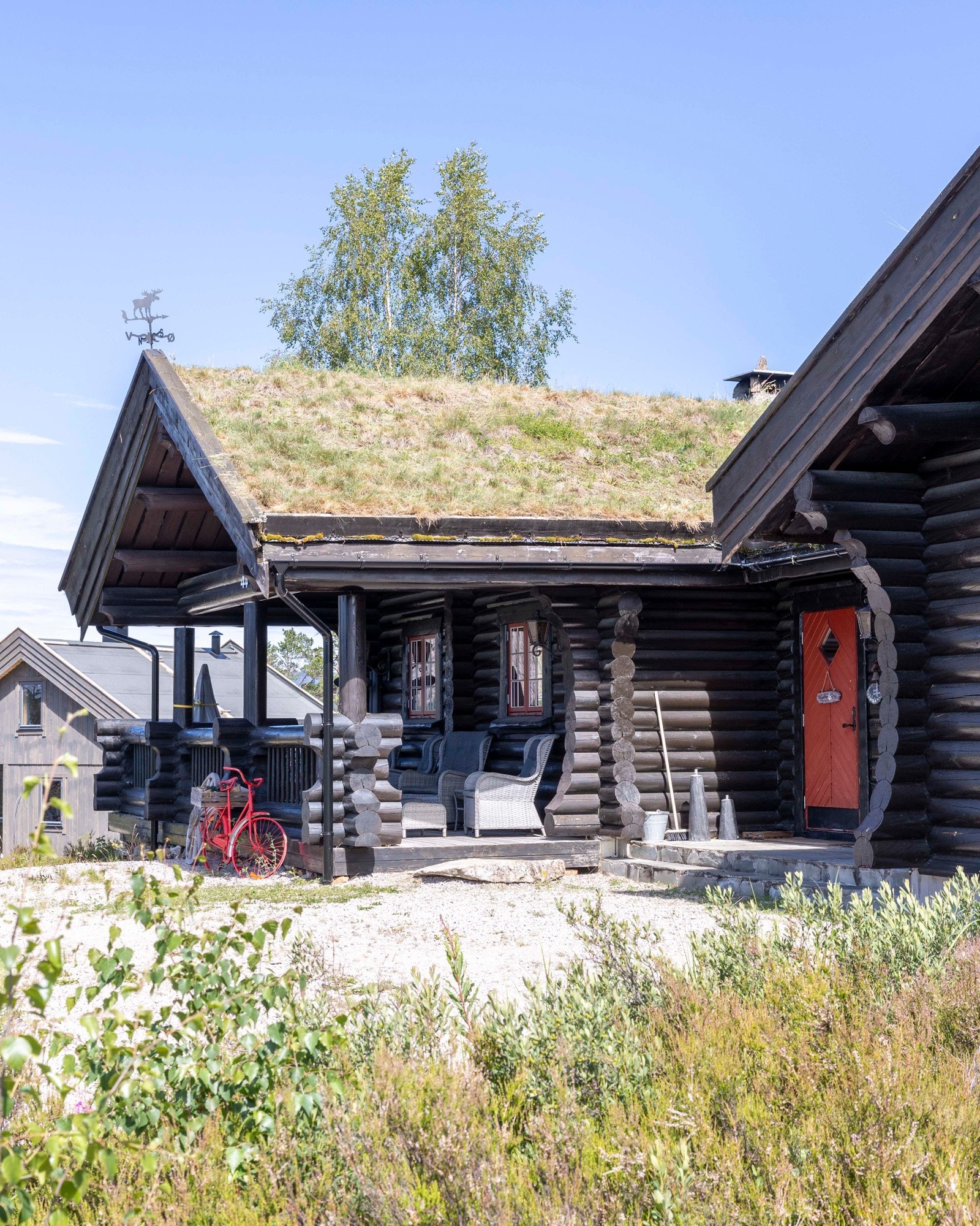 Velkommen inn! Hytta har et innbydende og delvisoverbygget inngangsparti. Galleribilde