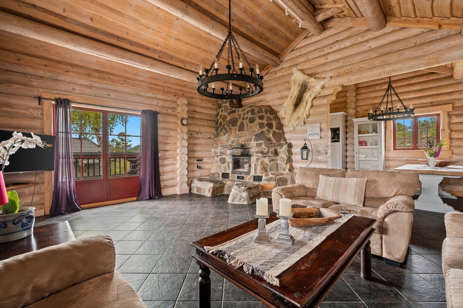 Sentralt i stuen er det plassert en hyggelig plassbygd peis/grue som gir godt med varme og hyggelige stunder på de kaldere dagene. Galleribilde