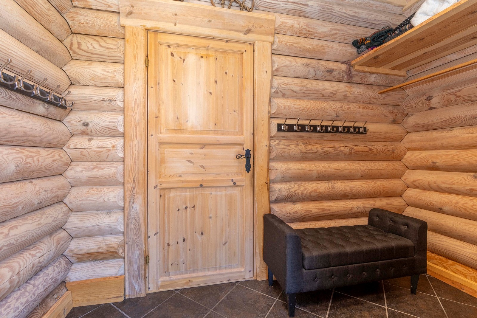 Hyggelig flislagt entré med gulvvarme som fører videre til gangen. Galleribilde