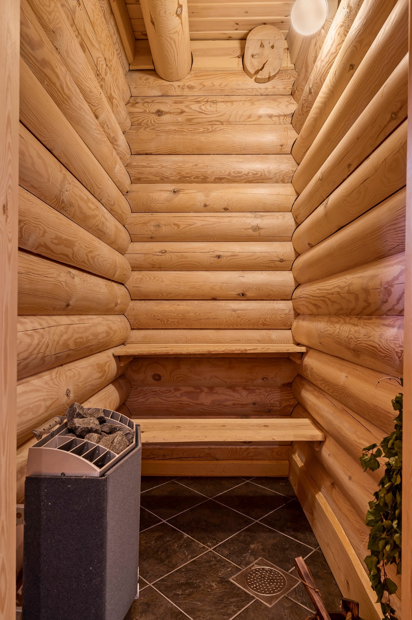 Badstuen har enkle benker med ett bord villmarkspanel. Galleribilde