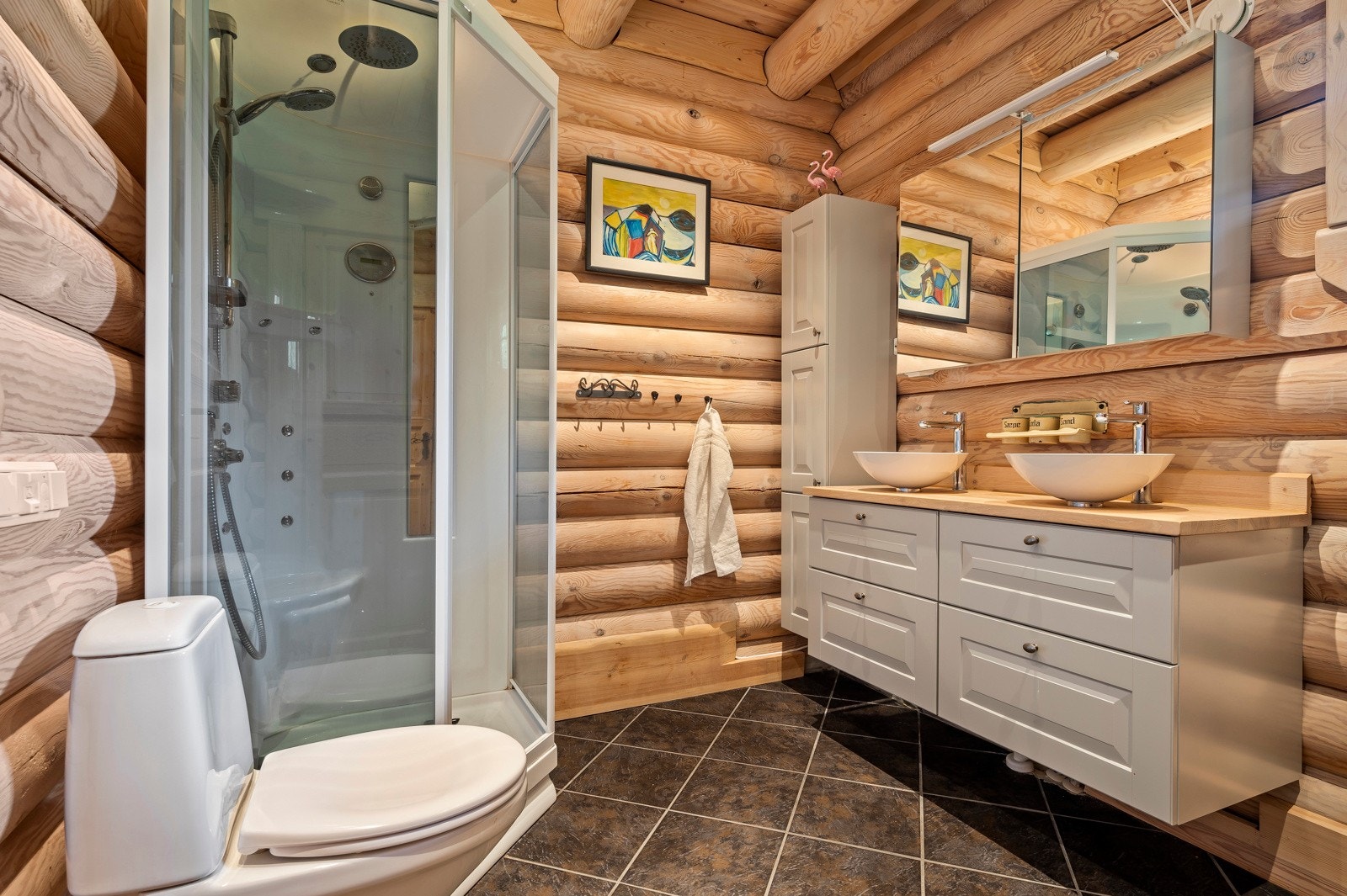 Pent flislagt bad med gulvvarme. Galleribilde