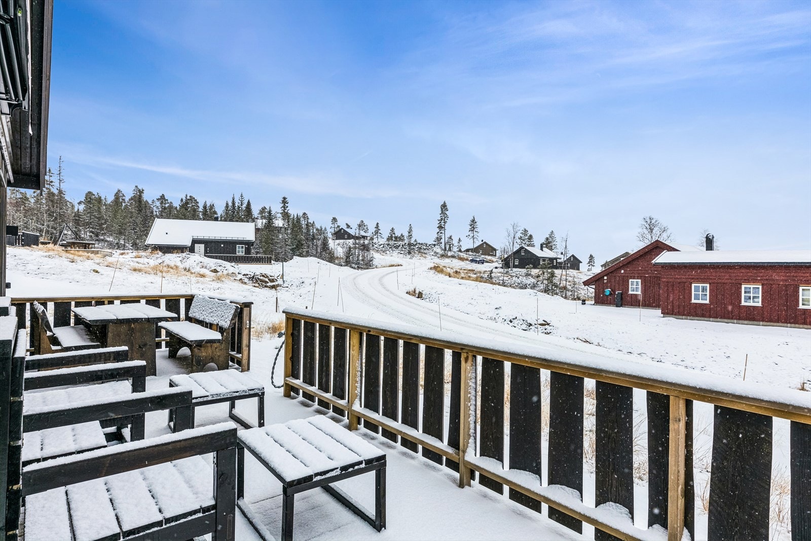 Fra stuen har du adkomst ut til en fin terrasse på ca. 25 kvm. Her har du flott utsikt og gode solforhold. Galleribilde