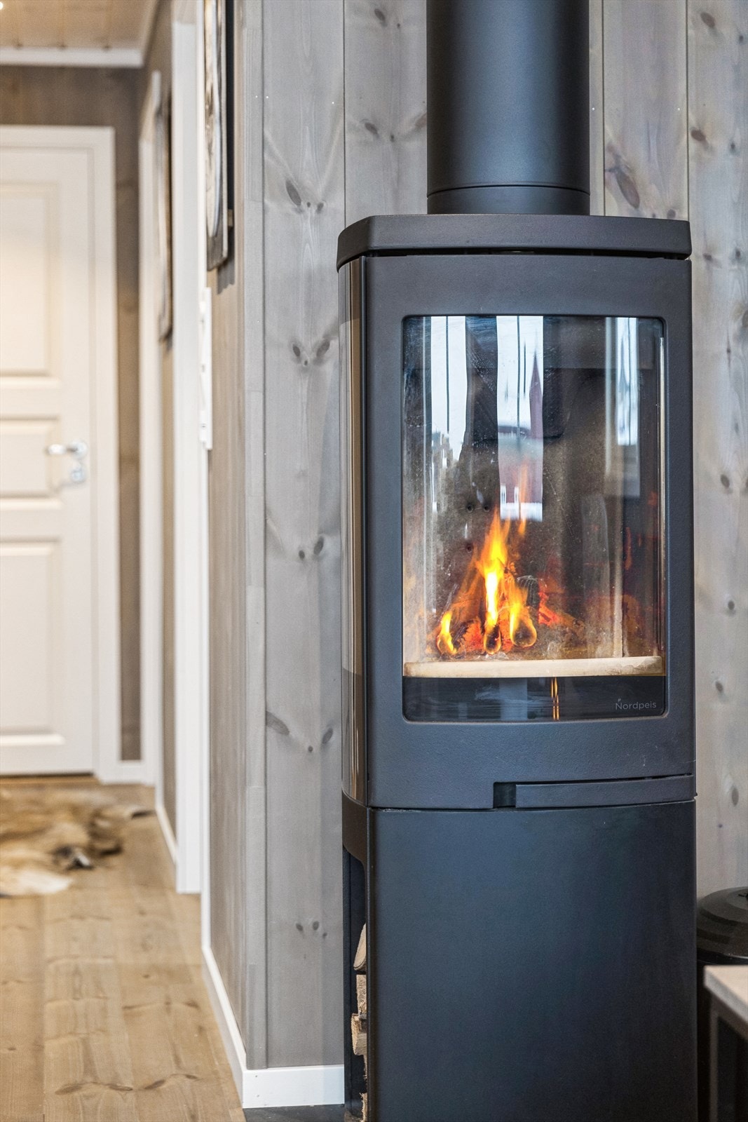 Peisovnen sørger for god varme og en lun og hyggelig stemning. Galleribilde