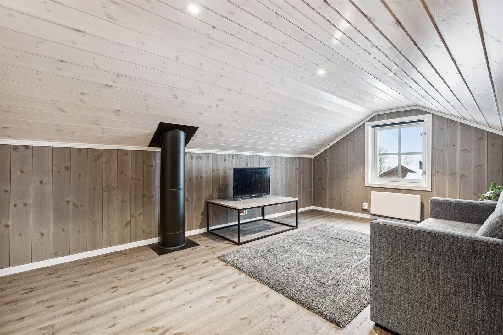 Hemsen har i likhet med resten av hytta også downlights i himling. Galleribilde