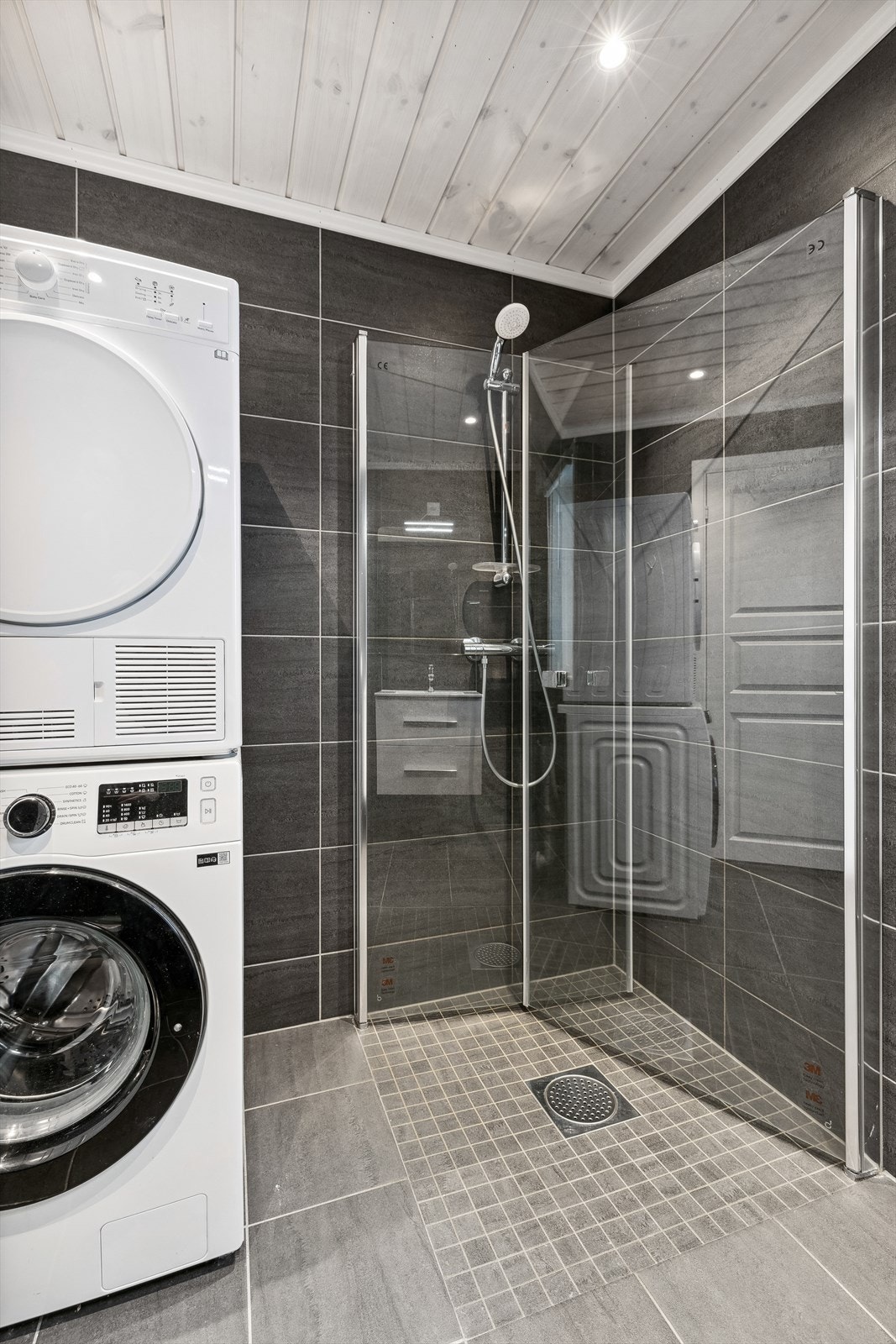 Dusjhjørne med innfellbare glassdører. Galleribilde