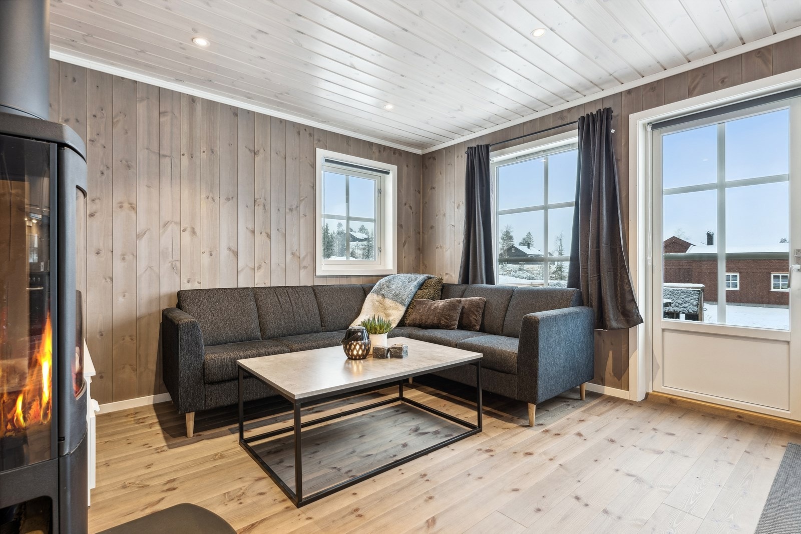 Flott beiset trepanel gir deg den gode hyttefølelsen. Galleribilde