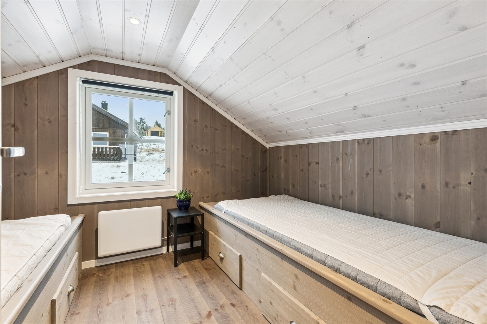 Deler av hemsen er innredet som et soverom, med to sengeplasser. Rommet er ikke godkjent for varig opphold. Galleribilde
