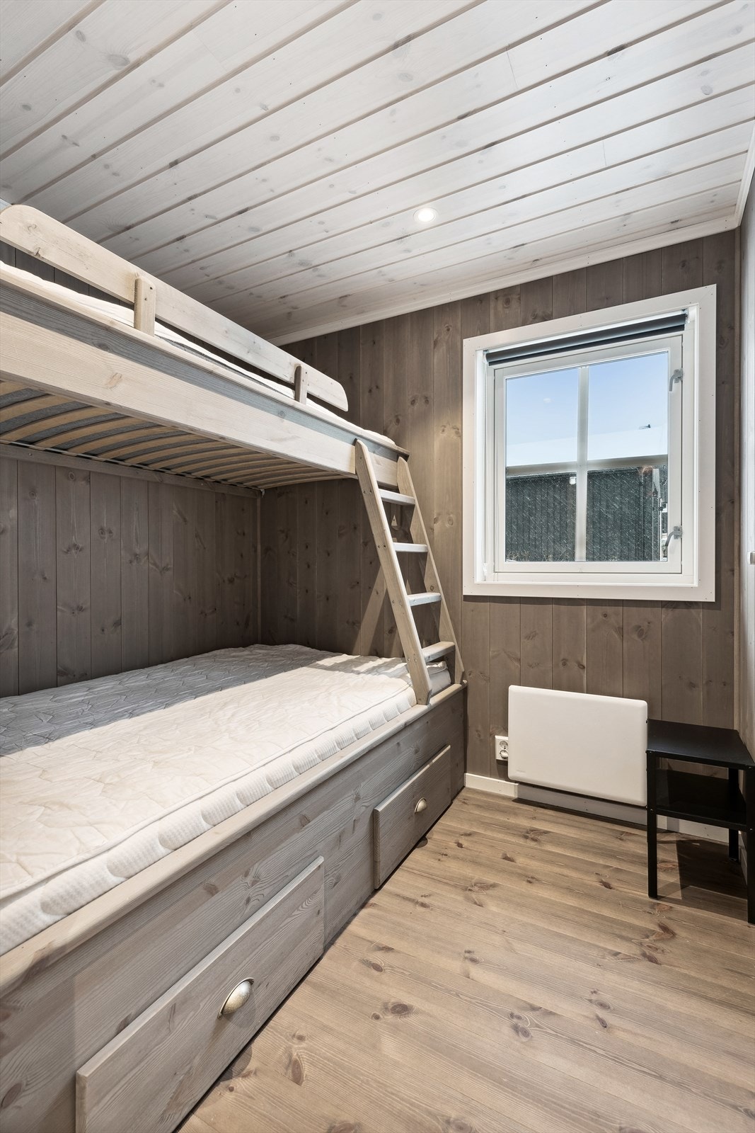 Soverom nummer to har en plassbygd køyeseng. Galleribilde