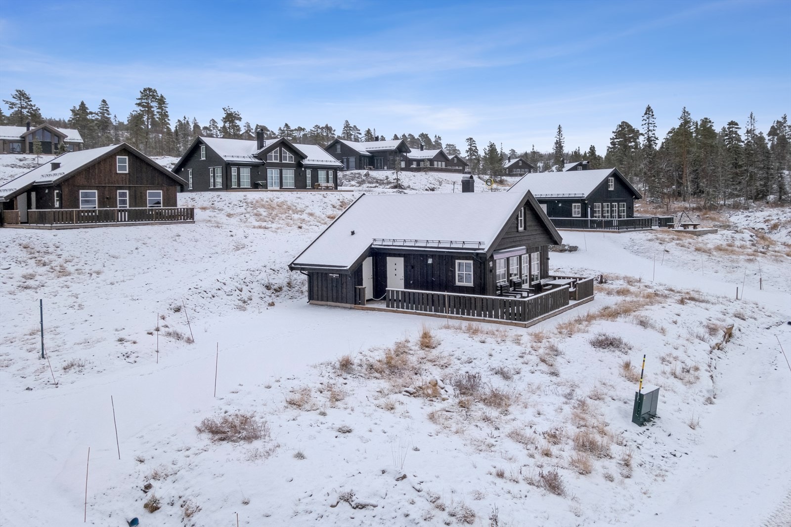 Hytta var nyoppført i 2022 og er pent brukt, så her kan du flytte rett inn uten og måtte tenke på vedlikehold med det første. Galleribilde