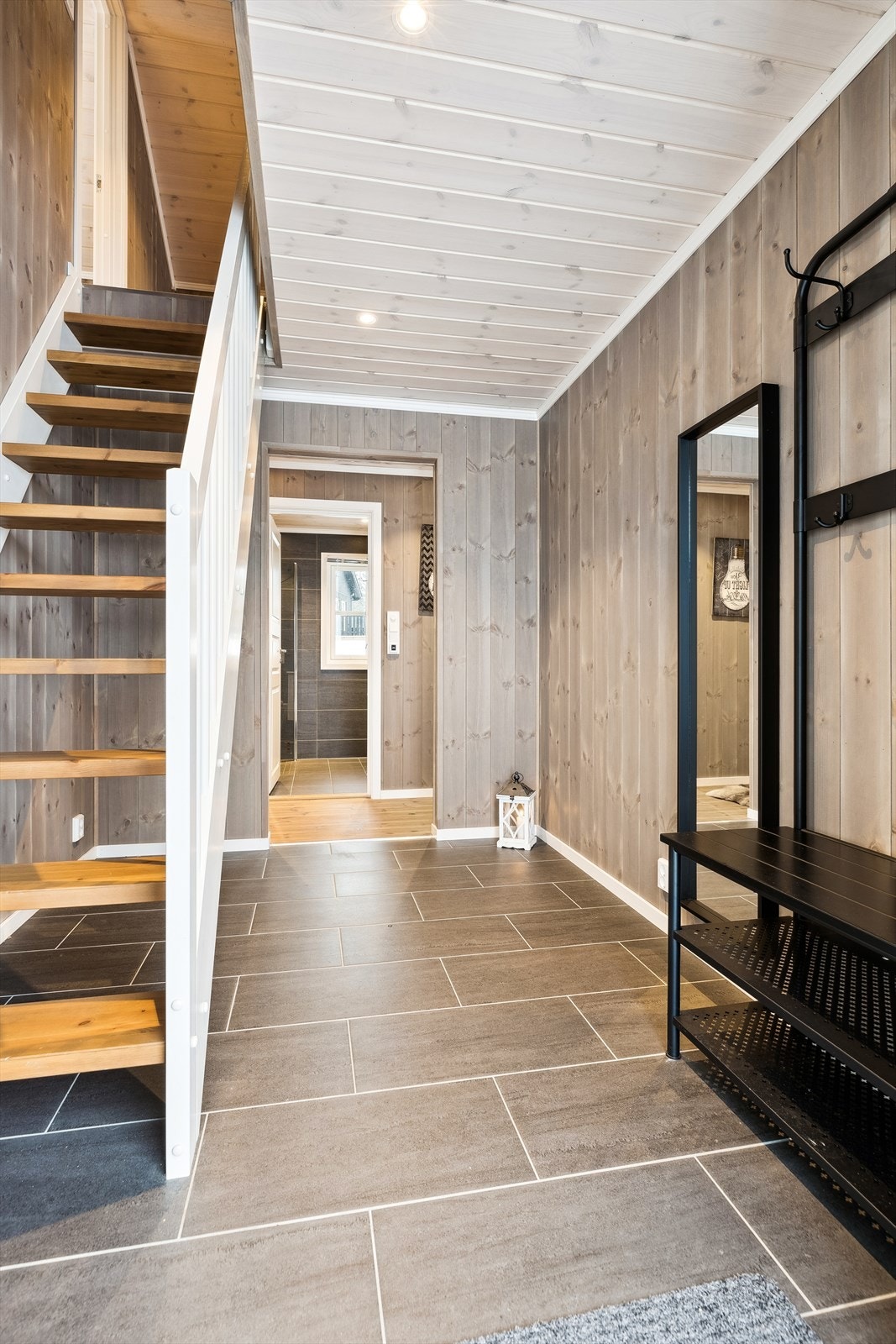 Gangen har flislagt gulv med varme og har flott beiset trepanel på vegger, noe som går igjen i alle rom i hytta. Galleribilde