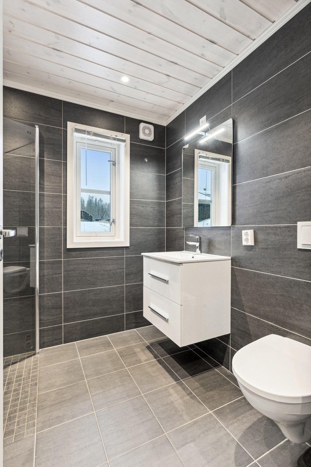 Pent, flislagt baderom med opplegg for vaskemaskin. Varmekabler i gulv. Galleribilde