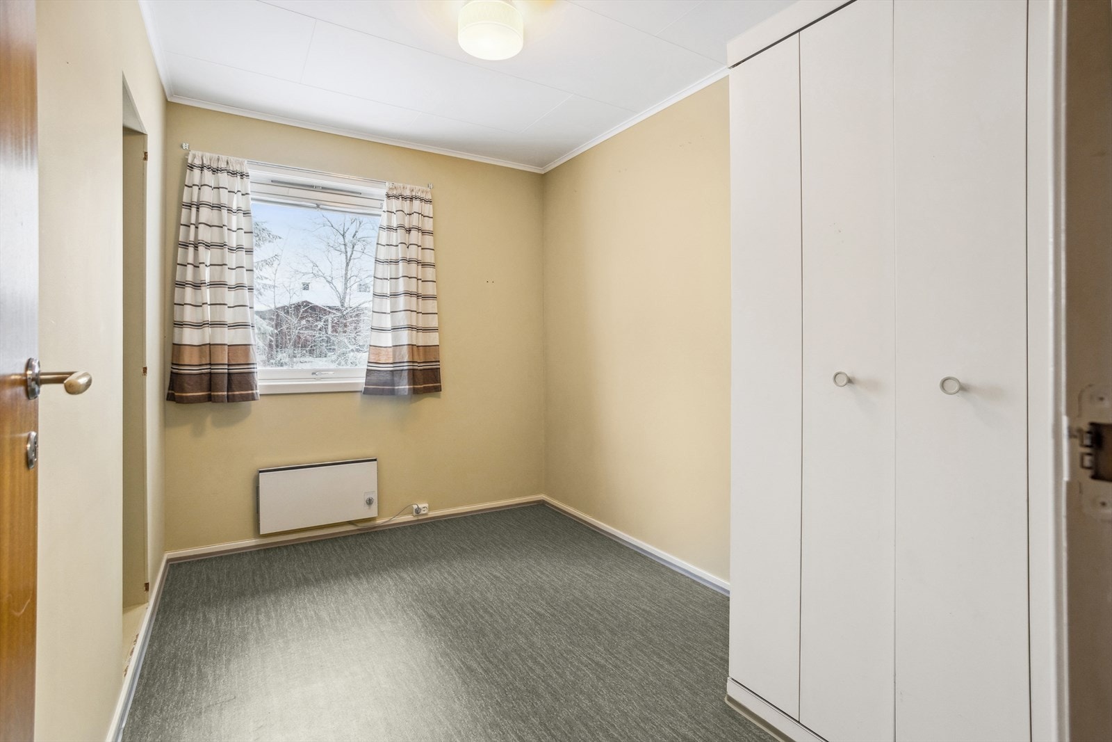 Soverom 2 har plass til seng, og har i dag også plassbygde garderobeskap Galleribilde