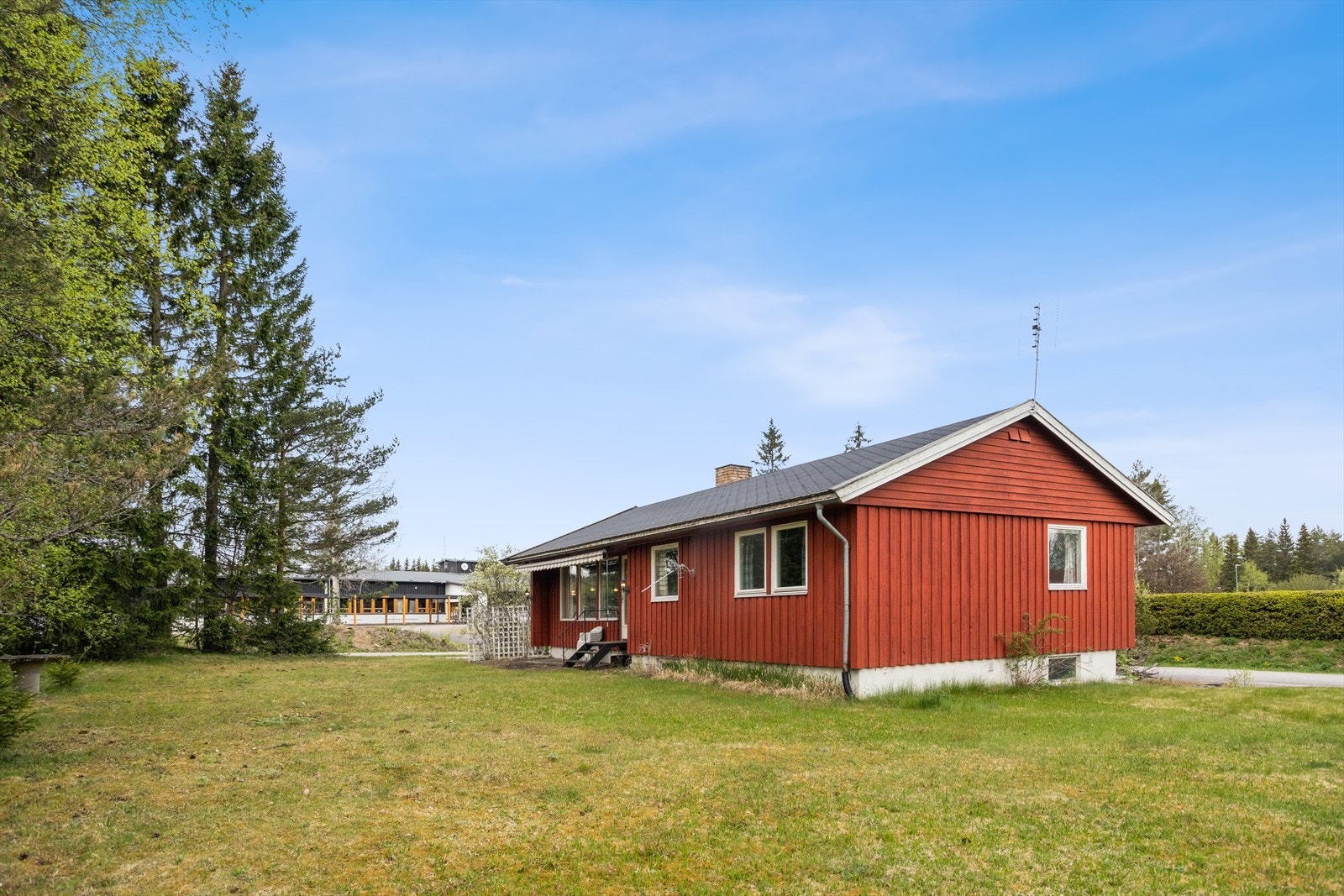 Boligen ligger et steinkast fra skolen Galleribilde
