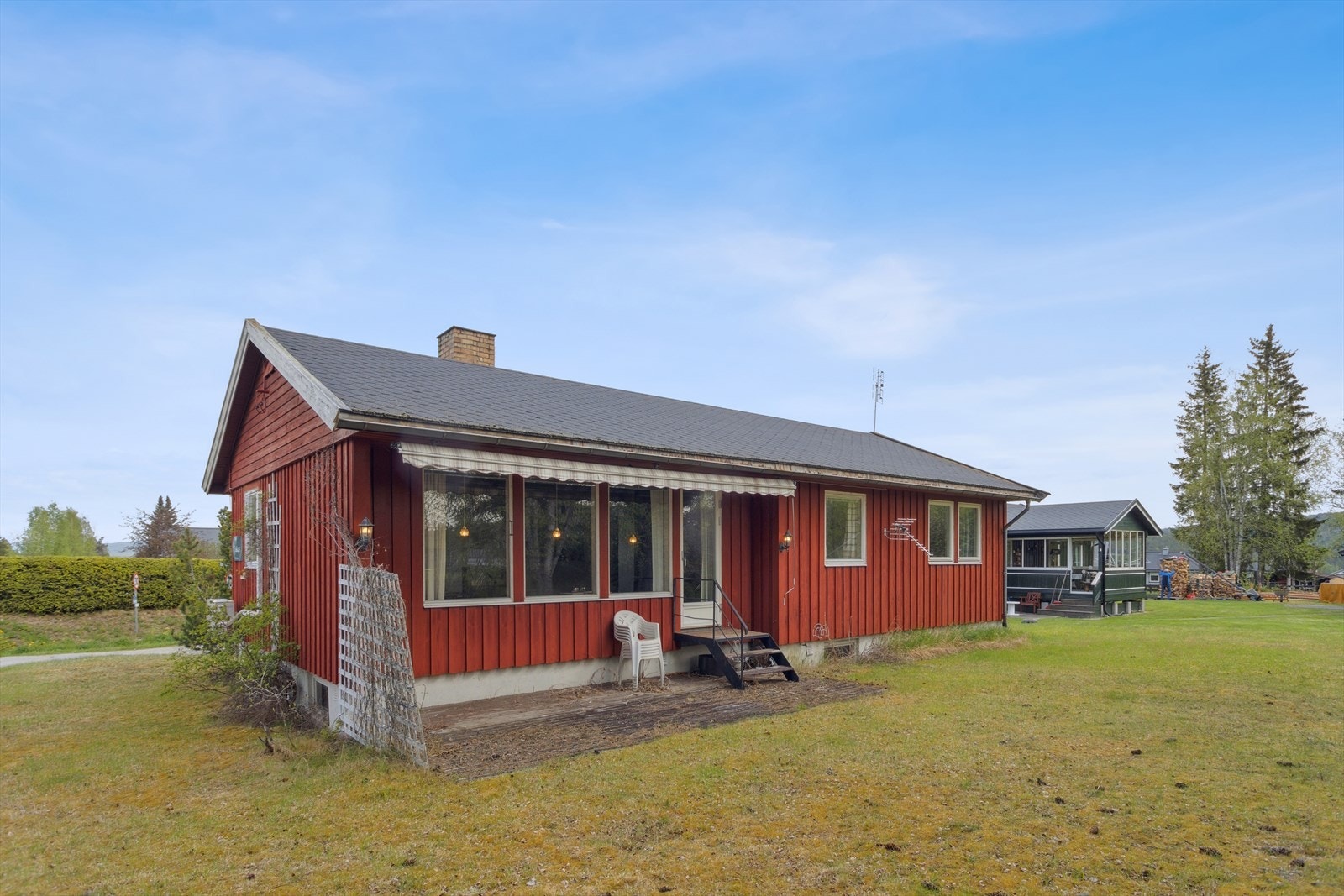 Adkomst fra stue, til terrasse og hage Galleribilde