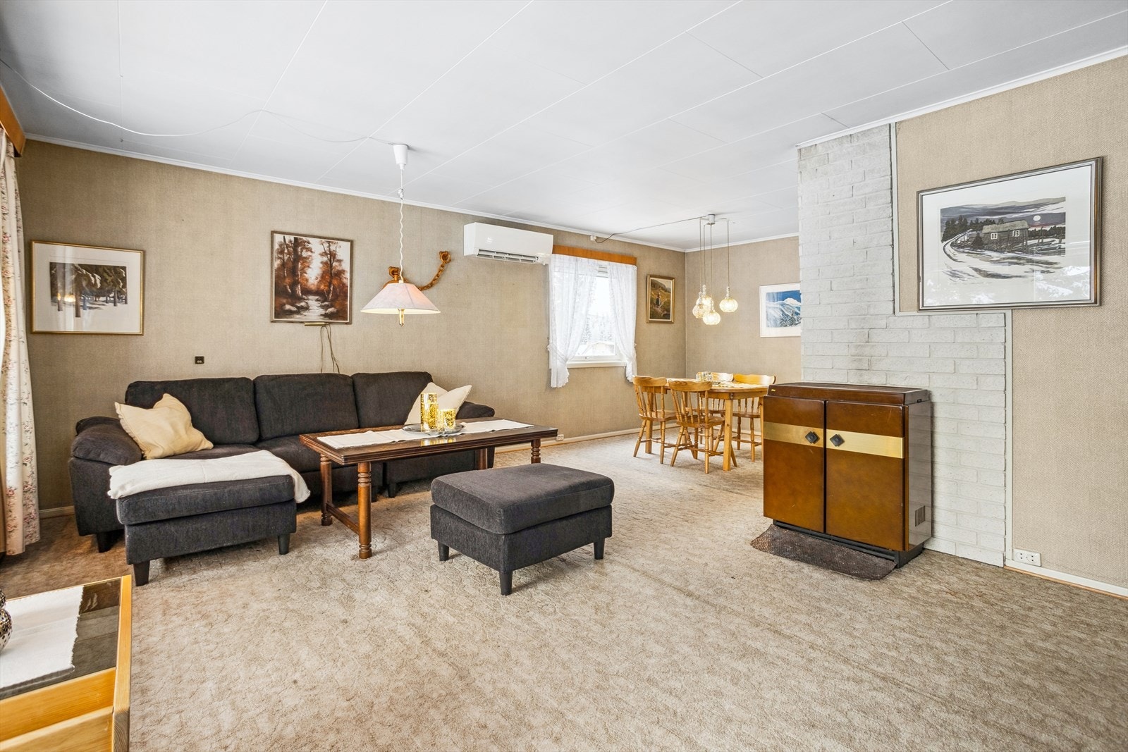 Stuen med varmepumpe og ildsted Galleribilde