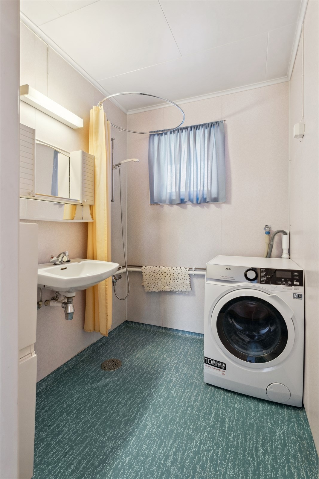 Baderom med plass til vaskemaskin Galleribilde