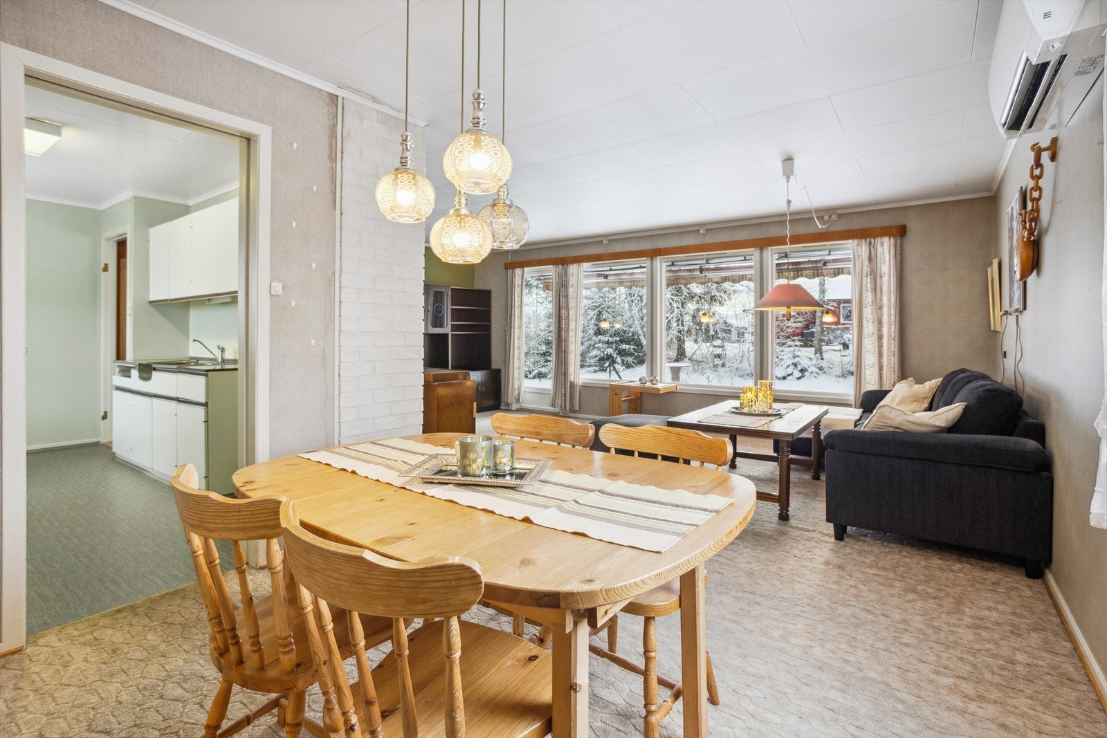 Spisestuen har åpen løsning mot stuen Galleribilde